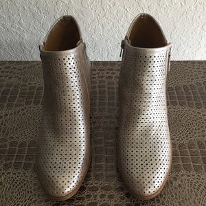 Earth Pineberry Breathable Ankle Boots - Silver 12